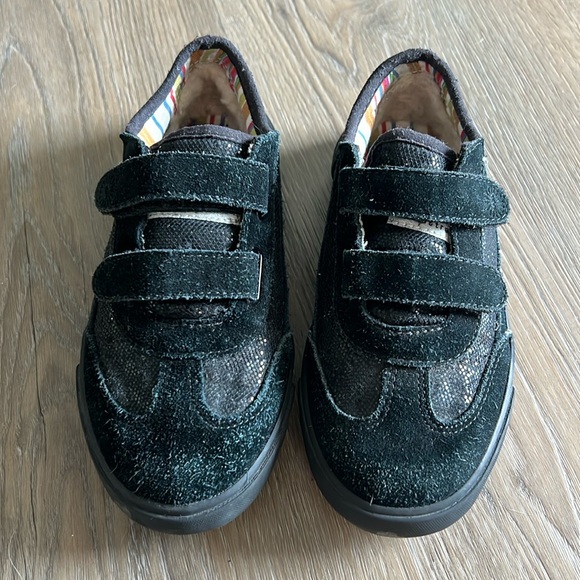 UGG Other - UGG Australian Braden Black Shimmer Sneakers Little Girls Size 11 GUC